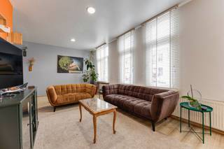 <p><span>Dit duplex appartement is gelegen aan de </span><span>Dichtersstraat 72 in Wilrijk</span><span>, op een gunstige locatie nabij openbaar vervoer, winkels (</span><span>Abdijstraat</span><span> </span><span>en Tir </span><span>), restaurants en scholen. </span></p><p><span>Dankzij de vlotte verbinding met de A12 en E19 geniet u van een uitstekende bereikbaarheid, zowel richting Antwerpen als de omliggende gemeenten. </span></p><p><span>Het (duplex) appartement  heeft een oppervlakte van 159m² (cfr. EPC). Er zijn </span><span>3 slaapkamers en 2 badkamers</span><span> aanwezig. </span></p><p><span> </span></p><p><span>Indeling</span></p><p><span> </span></p><p><span>Gelijkvloers</span></p><p><span>- inkomhal</span></p><p><span>Eerste verdieping</span></p><p><span>- lichtrijke woonkamer en eetkamer</span></p><p><span>- open geïnstalleerde keuken</span></p><p><span>- berging annex de keuken</span></p><p><span>- badkamer 1</span></p><p><span>- dressing/berging</span></p><p><span>Tweede verdieping</span></p><p><span>- slaapkamer 1</span></p><p><span>- slaapkamer 2 </span></p><p><span>- slaapkamer 3</span></p><p><span>- badkamer 2</span></p><p><span> </span></p><p><span>Algemeen gebouw</span></p><p><span>- geen lift</span></p><p><span>- dakisolatie</span></p><p><span>- individuele CV op gas </span></p><p><span>- geen maandelijkse, alles privatief</span></p><p><span> </span></p><p><span>Troeven</span></p><p><span>- centrale locatie</span></p><p><span>- conforme elektriciteit AREI</span></p><p><span> </span></p><p><span> </span></p><p><span>Ben jij geïnteresseerd in dit 'duplex' appartement te koop in Wilrijk, ben je op zoek naar ander vastgoed, een investering of wens je de waarde van jouw eigendom te kennen? Dan ben je bij BOLT immo aan het juiste adres! Wij helpen jou graag verder.</span><span> </span></p><p><span> </span></p>