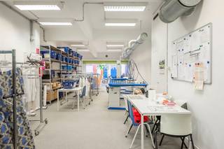 centraal gelegen gelijkvloers kantoor- / handels ruimte in Merksem. Dit pand is geschikt voor verschillende doeleinden en gelegen in een zijstraat...