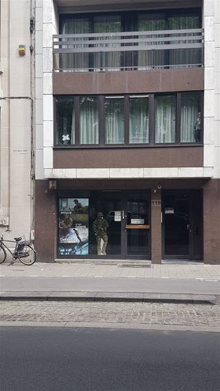 <p><span>Kantoorruimte op het gelijkvloers van ca. 105 m² op zeer gunstige locatie.</span></p><p><span> </span></p><p><span>Deze kantoorruimte is gelegen vlakbij scholen, winkels en met gemakkelijke toegang tot het openbaar vervoer.</span></p><p><span> </span></p><p><span>De indeling omvat een ruime entree met ontvangstruimte en wachtkamer, een kitchenette, een douche, twee toiletten, twee aparte kantoorruimtes en een kelder.</span></p><p><span> </span></p><p><span>Het pand is momenteel verhuurd aan een defensie kantoor. De huidige huurovereenkomst loopt tot augustus 2027 en dient gerespecteerd te worden.</span></p><p><span> </span></p><p><span>De huidige huurder gebruikt de ruimte al bijna 14 jaar en heeft interesse getoond in een verlenging van het contract.</span></p><p><span> </span></p><p><span>Dit kan tevens een goede investeringsmogelijkheid zijn.</span></p>