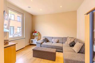 Gezellige woning met 2 slaapkamers en tuin.<br /><br />Deze woning bevindt zich in een rustige, autoluwe straat in Kontich-Kazerne. Alle voorzieningen zijn vlot bereikbaar: supermarkt, bakker, 2 scholen en het treinstation liggen op wandelafstand. De woning scoort goed op energiegebied met een EPC-label C. Verder is een een centraal systeem voorzien voor de bediening van verlichting, ingebouwde muziekspeakers en elektrische rolluiken.<br />De aangename tuin vormt een mooie aanvulling en biedt veel mogelijkheden.<br /><br />De indeling is als volgt:<br /><br />Gelijkvloers: leefruimte met haard, keuken, eethoek en berging.<br />Tussenverdieping: badkamer<br />Zolderverdieping: nachthal, 2 slaapkamers<br />Kelder<br /><br />Algemeen:<br />- Gunstige ligging<br />- EPC C<br />- Asbestveilig<br />- Elektriciteit conform<br /><br />Bekijk zeker de 360° rondgang via onze website (+ mogelijkheid tot opmeten en ontmeubelen).<br />Alle attesten zijn beschikbaar onderaan op onze website. <br />Voor meer info of een bezoek: 0472 22 22 88 of danielle@solittvastgoed.be.