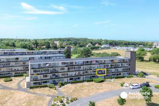 In de rustige Torenhofstraat te Vosseslag bevindt zich dit verzorgde éénslaapkamer appartement met terras. Dankzij de gunstige ligging nabij het strand, de duinen en het openbaar vervoer is dit de ideale uitvalsbasis om volop van de Belgische kust te genieten.<br /><br />Het appartement beschikt over een lichtrijke leefruimte met open keuken. De grote raampartijen en de rechtstreekse toegang tot het terras zorgen voor een aangenaam ruimtegevoel en veel natuurlijk licht. De keuken is uitgerust met de nodige toestellen en biedt alle comfort voor een ontspannen verblijf aan zee. Verder omvat het appartement een volwaardige slaapkamer met praktische bergruimte en een vernieuwde badkamer voorzien van een inloopdouche, hangtoilet en lavabo met meubel.<br /><br />Het terras vormt een mooie meerwaarde en biedt een aangename plaats om buiten te zitten en van de rust te genieten. Daarnaast is er een privatieve berging inbegrepen, ideaal voor het opbergen van fietsen, strandmateriaal of persoonlijke spullen.<br /><br />Met een bewoonbare oppervlakte van 33 m², PVC-ramen, een asbestveilig attest en een EPC-label C (294 kWh/m² jaar) betreft dit een instapklaar appartement dat verkocht wordt inclusief meubilair en huisraad. Gemeenschappelijke parkeerplaatsen zijn aanwezig aan de residentie.<br /><br />Een interessante opportuniteit voor wie op zoek is naar een betaalbaar tweede verblijf aan de kust. (Domiciliëring niet mogelijk)<br /><br />EPC: 294 kWh/m² jaar, label C