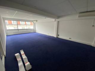 Offices on the 5th floor of a building at the corner of Rue du Commerce and Rue de Luxembourg in the European district.<br />At walking distance from Trône metro station and the beautiful De Meeûs square. These offices have been mainly renovated. The given surface area is the net surface area (thus excluding shared lift and staircase and shared sanitary facilities. <br />Sun protection both inside and outside. Real opportunity!<br />Surface: 290 sqm