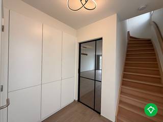 Deze woning is gelegen langs een gunstige weg zeer kortbij de kern van Sint-Eloois-Winkel.De indeling is als volgt: oprit - inkomhal - WC -...