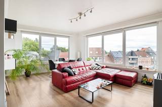 Dit verzorgde appartement, centraal gelegen, is ideaal voor wie op zoek is naar comfort en bereikbaarheid.De inkom brengt ons dadelijk in de...