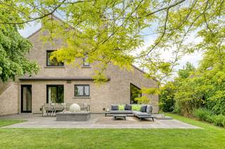 Ontdek dit huis tijdens de Pre-sale dinsdag 23/06 van 17u30 tot 18u30, maak nu je afspraak!Ontdek dit alleenstaand huis met 3 kamers en een aparte bureauruimte op gunstige ligging te koop in Waregem! Gelegen op een mooi perceel van ca. 1.081m² biedt dit huis alles wat u zoekt: comfort, ruimte en een prachtige tuin om in te ontspannen. Het huis is gunstig gelegen met een vlotte bereikbaarheid nabij invalswegen.INDELINGGelijkvloers:Inkomhal - bureauruimte - gastentoilet - lichtrijke leefruimte in parket met houthaard - ingerichte keuken - wasberging met douche - dubbele garage - kelder - aangename tuin met diverse terrassen en zicht op paardenweideEerste verdiep:Nachthal - slaapkamer 1 - slaapkamer 2 - slaapkamer 3 - badkamer Zolder met valtrapALGEMENE INFO - Gunstig EPC- Zonnepanelen (14)- Smappee laadpaal- Warmtepomp- CV gas- Dubbel glas ( Afzelia hout)- Rolluiken- Regenwater 2 x 5.000LTROEVEN- Gunstige ligging nabij invalswegen- Mooi goed onderhouden eigendom- Gunstig EPC* Eigendom beschikbaar vanaf 01/04/2027 De eigendom wordt aangeboden via de Pre-sale formule. Op 23/06/2026 tussen 17:30 en 18:30 kan u de woning op afspraak komen bezichtigen en een bod uitbrengen. De vermelde prijs is een instelprijs. Voor meer info, gelieve contact op te nemen met de dossierverantwoordelijke.Bestuursmaatregelen in het maatregelenregister: nee