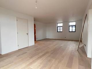In het prachtige parkdomein Hofke van Meeus aan Deuzeldlaan 19-25 te Schoten werd vooraan een gebouw met 5 nieuwbouwappartementen opgetrokken. Op de eerste verdieping, bereikbaar met lift, links vinden we dit gezellige appartement met 2 slaapkamers en groot terras dat wordt afgewerkt met kwaliteitsvol materiaal.<br />Lichte gezellige woon- eetkamer en halfopen volledig geïnstalleerde keuken. Het ruime terras van 12m² is bereikbaar vanuit de woonkamer en biedt  uitzicht op het majestueuze bomenbestand van de parktuin. Beide lichte slaapkamers en de tussenliggende comfortabele badkamer vervolledigen het appartement. Een handige bergplaats biedt ruimte voor de hedendaagse technieken.<br />Vloerverwarming door middel van warmtepomp, zonnepanelen en verluchtingsmodule zorgen voor een aangenaam binnenklimaat. Het  appartement in dit gebouw beschikt over een ruime privatieve kelderberging bereikbaar via trap of lift.<br />Het gebouw waarin dit appartement ligt werd perfect geïntegreerd in een prachtige (her)aangelegde parktuin met wadi waarvan alle bewoners in het project het genot hebben. De gemeenschappelijke parkeergarage bevindt zich onder het naastliggende gebouw (1 autostaanplaats inbegrepen in de huurprijs). Een makkelijk bereikbare bovengrondse gemeenschappelijke fietsen- en afvalberging vervolledigen het geboden comfort voor de bewoners. De provisie voor de maandelijkse gemeenschappelijke kosten bedragen 150 euro<br />In de vormgeving van zowel gevels als interieur, werd extra aandacht besteed aan een stijlvolle en tijdloze, duurzame afwerking. Beschikbaar vanaf september.<br />Voor verdere informatie kan u ons steeds bereiken op 0473/45.77.37 of via mail info@batimmo-vastgoed.be