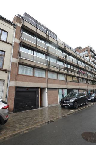 Auto-staanplaats nr°20 in beneden-verdieping voor kleine wagen.<br /><br />afmetingen: 4,75 x 2,20 <br /><br />INGANG-INRIT: Jules Peurquaetstraat 3