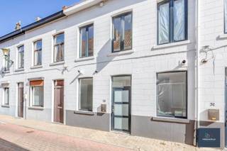 Naast eigen bewoning ook ideaal als investering om te verhuren.Deze instapklare woning in rij met terras, tuin en ruime aparte garagebox met...
