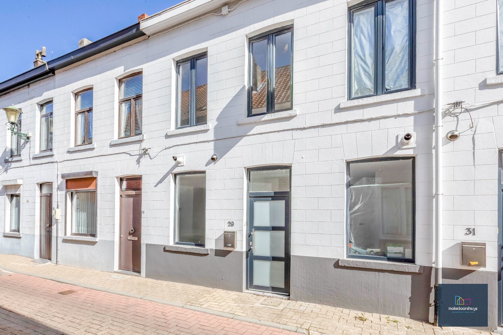 Instapklare gerenoveerde woning in rij met terras, tuin en garagebox - foto 1