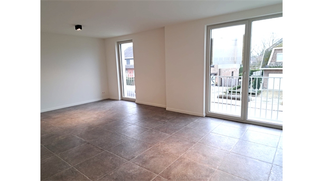 Een mooi afgewerkt en volledig opgeschilderd nieuwbouwappartement met terras en lift - foto 2