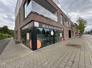 <p><span>BERCHEM - </span><span>Vous êtes à la recherche d'un espace commercial/bureau dans le centre de Berchem ? </span></p><p><span>Ce bien est peut-être fait pour vous ! </span></p><p><span> </span></p><p><span>Les principaux atouts en bref :</span></p><ul><li><span>4 espaces de pratique </span></li><li><span>Bonne visibilité </span></li></ul><ul><li><span>Nombreuses possibilités pour un large éventail d'activités</span><span> </span></li><li><span>Place de parking devant la porte</span></li><li><span>Climatisation disponible </span></li></ul><p><span> </span></p><p><span>Voici à quoi ressemblent les locaux : </span></p><p><span>L'espace commercial se trouve au rez-de-chaussée, on entre dans un hall d'entrée spacieux avec une zone de réception. Les locaux comprennent 4 salles de pratique fermées que vous pouvez utiliser à différentes fins. Il y a également 2 salles de stockage et un local technique. En outre, il y a deux toilettes au rez-de-chaussée</span></p><p><span> </span></p><p><span>L'espace commercial est situé au rez-de-chaussée avec un accès direct depuis la rue. La première partie se compose d'un espace de bureau (environ 55m²) et d'un espace de stockage séparé (environ 25m²). Cette partie dispose de grandes fenêtres qui apportent beaucoup de lumière aux pièces et assurent également une bonne visibilité depuis la rue à l'adresse . La seconde partie se compose d'une cuisine partiellement équipée et de toilettes séparées. Ce bien exceptionnel offre à votre entreprise un emplacement très central sur l'une des places les plus exclusives de Gand. Une opportunité unique !</span></p><p><span> </span></p><p><span> </span></p><p><span>Disponible à partir du 01/07/2026</span></p><p><span>Loyer : € 1900 + €50 frais communs </span></p><p><span>EPC A </span></p><p><span> </span></p><p><span>Contactez l'agence immobilière Axel Lenaerts à Audenarde pour plus d'informations ou pour une visite.</span></p><p><span> </span></p>