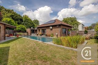 Droomt u van rust, ruimte en natuur, en dat op slechts een steenworp van alle voorzieningen? Dan is deze charmante villa op 2 percelen van samen 2.523 m² precies wat u zoekt. Deze prachtige woning is omgeven door groen en biedt volledige privacy dankzij de bomen rondom het domein — het voelt als een privébos waar u in alle stilte kunt wandelen en genieten van de natuur in uw eigen achtertuin.<br /><br />De woning beschikt over een prachtig zwemvijver met een stijlvolle loungehoek, perfect om te ontspannen of gasten te ontvangen bij een zomerse barbecue. Aansluitend aan de woning bevindt zich een ruime veranda met een panoramisch zicht op de uitgestrekte, perfect onderhouden tuin. Halverwege het perceel vindt u drie garages, ideaal voor het opbergen van tuinmateriaal of extra opslag.<br /><br />De villa biedt naast deze buitenpracht ook comfort en functionaliteit binnenin. Er zijn drie slaapkamers, waarvan twee op het gelijkvloers en één zeer ruime kamer op de verdieping — deze laatste kan makkelijk worden opgedeeld in twee aparte kamers. De recent gerenoveerde badkamer straalt luxe en moderniteit uit. In de leefruimte en master bedroom is airconditioning voorzien voor extra comfort. Verder is er een kelder, een tuinhuis, een carport aan de zijkant van de woning, én een atelier achter de garage — ideaal voor wie graag klust of creatief bezig is.<br /><br />Ook aan duurzaamheid werd gedacht: op het dak liggen zonnepanelen die bijdragen aan een lagere energiefactuur. Parkeren is geen enkel probleem dankzij de ruime oprit met plaats voor vier wagens en de dubbele inpandige garage.<br /><br />Deze unieke eigendom biedt een zeldzame combinatie van rust, ruimte, comfort en natuurbeleving, vlakbij het centrum van Machelen. Een buitenkans voor wie wil wonen in een oase van groen met alle comfort van een moderne woning.<br /><br />Voor meer info en foto's kijk op www.century21vilvoorde.be