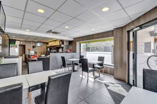 Voor meer info of een bezoek, bel 053 59 49 33 - BUITENKANS - In het centrum van Baardegem vinden we deze welbekende frituur + woonst terug...