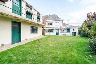 Deze charmante woning is gunstig gelegen nabij scholen, winkels en het station. Op het gelijkvloers vindt u een inkomhal, eet- en woonkamer,...