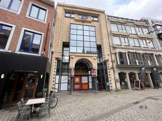 Prijs op aanvraag. Interessant opbrengsteigendom, gelegen in het winkel-wandelgedeelte van het commerciële hart van Hasselt, vlakbij de Grote Markt...