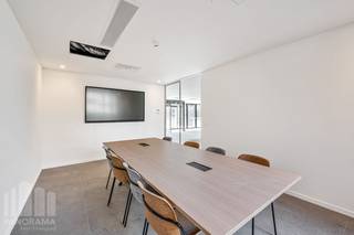Uitzonderlijk goed bereikbare, instapklare kantoren van<strong> </strong>691 m² te huur, ideaal gelegen dankzij de directe aansluiting met de <strong>R4 </strong>op slechts 1 km afstand. Deze verbinding zorgt voor een vlotte toegang richting Eeklo, Gent-Zeehaven, de <strong>E40 </strong>(Brussel/Oostende-Brugge) en de <strong>E17</strong> (Gent-Antwerpen).<br /><br />De kantoorruimtes maken deel uit van het prestigieuze <strong>Axxes Business Park</strong> Gebouw G&amp;F, een hoogwaardig complex dat tal van faciliteiten biedt. Het park beschikt over vergaderzalen, een restaurant, douches, kleedruimtes en sportfaciliteiten. Ook is er een fietsenstalling aanwezig. Bovendien is het park gelegen in een groene omgeving. Het gebouw is <strong>BREEAM-gecertificeerd met een "Very Good" rating</strong>.<br />Het gebouw biedt ruime parkeermogelijkheden met een gunstige parkeerratio van 1 plaats per 26 m². Daarnaast zijn er maar liefst 58 oplaadpunten beschikbaar voor elektrische voertuigen. De kantoorruimte is <strong>onmiddellijk beschikbaar</strong>. Ook <strong>andere oppervlaktes </strong>mogelijk!<br /><br />Heb je interesse? Neem vandaag nog contact op met <strong>PANORAMA B2B GENT KANTOREN </strong>voor meer informatie of om een vrijblijvend plaatsbezoek in te plannen via<strong> 0477 44 39 30</strong>.