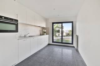 Dit instapklaar appartement is vernieuwd in 2020 en is gelegen pal in het centrum van Retie.<br />Het is gelegen op de eerste verdieping en is recent volledig opnieuw geschilderd.<br /><br />Langs de traphal komen we binnen in de ruime woonkamer met een zit-en eetplaats.<br />Aansluitend bevindt zich de nieuw ingerichte keuken.<br />Via de keuken is er een toegang tot het groot zuidgericht terras (28 m²)<br /><br />De nachthal geeft toegang tot het gastentoilet, een wasplaats, de badkamer die voorzien is van een inloopdouche en lavabo. Vervolgens is er een ruime slaapkamer die aan de achterzijde van het appartement is gelegen.<br />Tevens bevindt er zich nog een slaapkamer aan de voorzijde van het appartement.<br />Achteraan het appartementsgebouw ligt een afgesloten garage welke inbegrepen is.<br /><br />Dit appartement is omwille van de gunstige ligging en lage maandelijkse kosten ook geschikt voor investeerders.<br /><br />Bijzonderheden :<br /><br />Vernieuwd<br />Instapklaar<br />Ruim terras<br />Midden in het centrum