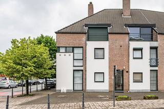 Ben je op zoek naar een leuk appartement voor jezelf of als investering om te verhuren?<br />Dan is de Pastorijstraat 8/3 in het centrum van Heusden vast iets voor u.<br />Het appartement, op de hoek gelegen met uitzicht op het plein heeft twee slaapkamers, een mooie leefruimte met open keuken en een pas vernieuwde badkamer met inloopdouche.<br />Ook de gasketel en het raam in de living werden in 2023 vervangen.<br />Extra troeven: gunstig EPC, ondergrondse staanplaats en kelderberging.<br /><br />Interesse? Maak dan gerust een afspraak op het nummer 0491 15 30 43 of via hallo@nielsvastgoed.be<br />Ik help je graag verder