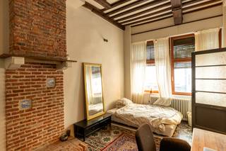 <p><span>In de sfeervolle Korte Ridderstraat, in het hart van het historische stadscentrum, bevindt zich deze charmante woning met een flexibele indeling.</span></p>
<p><span>De inkomhal geeft toegang tot een multifunctionele ruimte, die perfect kan worden ingericht als extra slaapkamer, bureau of hobbyruimte. Daarnaast is er een praktische berging met aansluitingen voor een wasmachine en droogkast.</span></p>
<p><span>Op de eerste verdieping bevindt zich de gezellige woon en eetkamer, waar authentieke elementen zorgen voor een warme en uitnodigende sfeer. De bovenste verdieping beschikt over een comfortabele slaapkamer met aansluitende badkamer.</span></p>
<p><span>Een karaktervolle stadswoning voor wie charmant en centraal wil wonen met alle comfort binnen handbereik.</span></p>