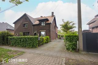 Bent u op zoek naar een woning met karakter? Deze authentieke mijnwoning aan de Wildekerslaan 29 in Genk is gelegen in de gegeerde tuinwijk van Waterschei en combineert het typische karakter van de mijnarchitectuur met hedendaags wooncomfort en energetische verbeteringen.<br /><br />Indeling<br />Via de inkomhal betreedt u de woning met toegang tot de leefruimte, keuken en badkamer op het gelijkvloers.<br /><br />Op de eerste verdieping bevinden zich drie slaapkamers en een tussenkamer dat kan dienen als bureau of dressing. Daarnaast beschikt de woning over een praktische kelder en een zolderruimte, wat zorgt voor extra opslag- of uitbreidingsmogelijkheden.<br /><br />Buiten geniet u van een overdekt terras en een aangename zuidgerichte tuin die zich perfect leent als siertuin of moestuin. Verder beschikt het perceel over een dubbele garage, bereikbaar via een achterliggende servitudewe, en een oprit die kan dienen als bijkomende parkeergelegenheid.<br /><br />Technische informatie<br />De woning werd de afgelopen jaren zowel technisch als energetisch aangepakt. Zo werd recent het dak volledig vernieuwd en geïsoleerd, waarbij het hellend dak voorzien werd van 22 cm minerale wol en het plat dak van 10 cm PUR-isolatie. Daarnaast werden de ramen vorig jaar grotendeels vervangen door pvc-profielen met superisolerend hoogrendementsglas. De verwarming gebeurt op stookolie en er is eveneens een warmtepomp-airco aanwezig die zowel kan koelen als verwarmen. De woning behaalt een EPC-label D met een score van 319, waardoor er geen renovatieverplichting geldt.<br /><br />Buurtinformatie<br />De woning is gelegen in een groene en karaktervolle omgeving in de authentieke tuinwijk van Waterschei, een buurt met een rijk historisch mijnverleden en een unieke uitstraling. In de nabije omgeving bevinden zich winkels, supermarkten en openbaar vervoer. Daarnaast woont u vlakbij de levendige Stalenstraat met tal van handelszaken, horeca en buurtvoorzieningen. Ook recreatieve trekpleisters zoals Thor Park, SportinGenk Park en het stadion van KRC Genk bevinden zich op korte afstand, terwijl de verbinding naar het centrum van Genk en de omliggende gemeenten bijzonder vlot verloopt. Ook het scholencampus van Genk is op fietsafstand gelegen.<br /><br />Bent u op zoek naar een karaktervolle woning met een hedendaags comfort in Genk? Contacteer ons via 089 69 30 01 of info@consimmo.be voor meer informatie of een bezoek ter plaatse. Bekijk ook de virtuele tour op onze website www.consimmo.be.