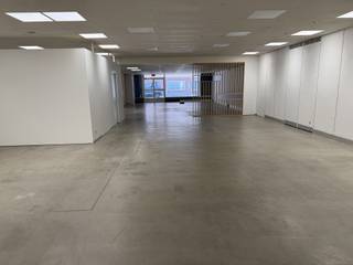 Ruime handelszaak in centrum van Wuustwezel met minimum 20 eigen autostaanplaatsen en 2 garageboxen! De handelsruimte is ongeveer ca 462m² aparte met opslagruimte <br /><br /><strong>INDELING:</strong><br />- Etalageruimte met in het midden een glazen inkomdeur naar de winkel met opslagruimte (breedte winkel ca. 10 meter)<br />- Tweede inkom en eventueel derde inkom aan de achterzijde (kant parking)<br />- Handelsruimte voor Winkel-Kantoor-of Praktijkruimte,... van ca. 462m² (op verschillende manieren in te delen of in te richten)<br />- Twee aparte toiletten<br />- Gemeenschappelijke technische ruimte, met individuele meters en verwarminginstallatie (gas)<br />- Minimum een 20 tal eigen autostaanplaatsen en 2 garageboxen<br />- Brede toegangsweg van 6 meter met een poortbreedte van 4,5 meter te bereiken via de Bredabaan 480<br /><br /><strong>DIVERSE:<br />- </strong>Tuin van 200m²<br />- EPC-label C (300 - 385 kWh/(m²jaar))<br />- Systeemplafond met inbouwverlichting<br />- Vrij per 1 september 2026<br />- Voor meer info of een bezoek: info@devavastgoed.be