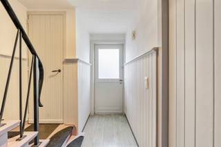 Deze gezellige woning is gelegen in een toffe wijk te Oevel!Via de inkomhal komt u in de lichtrijke woonkamer met eetplaats. Aansluitend bevindt zich...