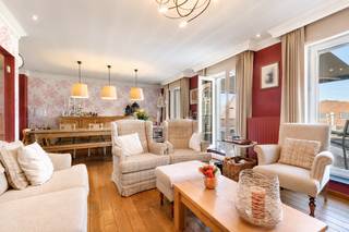 <strong><u>OPENDEURMOMENT OP MAANDAG 29 JUNI 2026 tussen 14u00 en 18u00 ( op afspraak)</u></strong><br /><br />U kunt een BOD uitbrengen op deze woning, rekening houdend met de AANVANGSPRIJS van <strong>€ 590.000,00</strong>, elk hoger BOD wordt voorgelegd aan de eigenaars die al dan niet kunnen ingaan op dit aanbod.<br /><br />Bent u op zoek naar een<strong> ruime gezinswoning met uitzonderlijk veel plaats</strong>, tal van mogelijkheden in in het centrum van Ruddervoorde? Dan is dit unieke eigendom beslist een bezoek waard.<br />Deze eigendom combineert een comfortabele woning met een zeer ruime handelsruimte, waardoor<strong> wonen en werken perfect op één adres </strong>mogelijk zijn. Dankzij de veelzijdige indeling biedt het pand niet alleen mogelijkheden voor zelfstandigen en ondernemers, maar ook voor wie op zoek is naar extra ruimte voor hobby's, opslag, een praktijkruimte of een andere invulling naar eigen wens.<br /><br />De woonst strekt zich uit over de eerste en tweede verdieping en biedt <strong>alle comfort voor een groot gezin</strong>.<br />Op de eerste verdieping bevindt zich een volledig ingerichte keuken die aansluit op de ruime en gezellige leefruimte met gashaard. Verder vindt u hier een slaapkamer en een aangenaam,<strong> zuidgericht dakterras</strong> waar u in alle rust van de zon kunt genieten.<br />De tweede verdieping beschikt over vier volwaardige slaapkamers en een ruime badkamer uitgerust met een ligbad, toilet en dubbele wastafel in meubel.<br /><br />Op het gelijkvloers bevindt zich een ruime handelsruimte van maar liefst <strong>462 m²,</strong> momenteel ingericht als bakkerij. <strong>Dankzij de grote oppervlakte en flexibele indeling zijn de mogelijkheden hier eindeloos</strong>. Deze ruimte kan verder commercieel worden benut, maar biedt eveneens kansen voor opslag, een atelier, praktijkruimte, showroom of andere activiteiten.<br />Achteraan beschikt het pand bovendien over een <strong>ruime dubbele garage met afzonderlijke toegang</strong>, wat zorgt voor extra gebruiksgemak.<br /><br /><u><strong>Sterke punten van dit pand:</strong></u>
<ul>
	<li>Ruime woning met vijf slaapkamers;</li>
	<li>Zuidgericht dakterras;</li>
	<li>Gezellige leefruimte met gashaard;</li>
	<li>Volledig ingerichte keuken;</li>
	<li>Grote multifunctionele ruimte op het gelijkvloers;</li>
	<li>Dubbele garage met afzonderlijke toegang;</li>
	<li>Twee toegangen tot het pand (voor- en achterzijde);</li>
	<li>Mogelijkheid om wonen en werken te combineren;</li>
	<li>Tal van invullingsmogelijkheden voor zelfstandigen, vrije beroepen of hobbyisten.</li>
</ul>
Kortom, een <strong>unieke eigendom </strong>waar ruimte, wooncomfort en mogelijkheden hand in hand gaan. Ideaal voor wie op zoek is naar een <strong>ruime woning met een extra troef</strong> die volledig naar eigen behoeften kan worden ingevuld.<br /><br />Voor vragen of meer informatie omtrent dit pand contacteer ons gerust via: <strong>oostkamp@caenen.be</strong>
