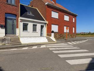 Via de inkomhal komt u in de<strong> open leefruimte met gasvuur</strong>, wat zorgt voor een aangename en warme sfeer. Aansluitend bevindt zich de volledig <strong>geïnstalleerde keuken</strong>, uitgerust met vaatwasser, spoelbak, gasfornuis, koelkast, oven en microgolfoven, praktisch ingericht en functioneel in gebruik.<br />De badkamer op het gelijkvloers beschikt over een <strong>inloopdouche</strong>, dubbele lavabo en toilet.<br /><br />Op de eerste verdieping vindt u een <strong>volwaardige slaapkamer</strong> en een <strong>tweede kamer</strong> die kan worden ingericht als <strong>extra slaapkamer, dressing of bureau</strong>, met ingemaakte kasten.<br />Buitenshuis is er een <strong>onderhoudsvriendelijke tuin</strong> waar u rustig kan genieten van de zon.<br /><br /><em>Deze eigendom biedt plaats voor <strong>maximaal 2 personen</strong> / Omdat je financieel comfortabel zou kunnen huren wordt de volgende basisregel gehanteerd: <strong>850 euro x 3 = 2550 euro</strong></em><br /><br /><strong>Adres:</strong> Stooktstraat 126, 9600 Ronse<br /><strong>Onmiddellijk beschikbaar! </strong><br /><strong>Huurprijs:</strong> € 850,00/ maand<br /><strong>EPC:</strong> 260 kWh/m²