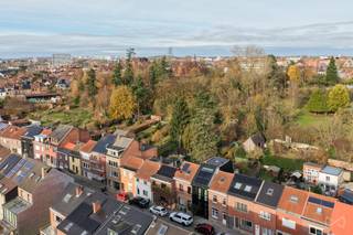 In de gezellige Broekstraat in Heverlee, centraal gelegen tussen het marktplein van Heverlee, de Abdij van het Park en Leuven-centrum, vind je deze volledig gestript woning met een reeds verkregen bouwvergunning. De locatie is een grote troef: een rustige woonwijk met een uitstekende bereikbaarheid naar Leuven, de E40 en het openbaar vervoer. Ook scholen, winkels en recreatie bevinden zich op wandel– en fietsafstand.<br /><br />De woning beschikt over een bewoonbare oppervlakte van 137 m² en biedt ruimte aan vier slaapkamers en één badkamer. Dankzij de grondige stripping vormt dit pand een ideaal renovatieproject waarbij je de woning volledig naar eigen smaak en volgens hedendaagse comfortnormen kan afwerken.<br /><br />Achteraan is er een tuin, bereikbaar via een gedeelde doorgang naast het huis, wat extra praktisch is voor fietsen, tuinmateriaal of een toekomstige uitbreiding.<br /><br />Kortom: een mooi gelegen woning met potentieel, perfect voor wie op zoek is naar een ruim en vergund renovatieproject op een toplocatie in Heverlee.