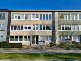 <p><span>INSTAPKLAAR 2-SLAAPKAMER APPARTEMENT MET OVERDEKT TERRASJE</span></p><p><span> </span></p><p><span>Een rondleiding doorheen het appartement:</span></p><p><span>via de gemeenschappelijke inkomhal kan u de trap nemen naar de tweede verdieping. <br />Zo komt u terecht bij uw privatieve inkomhal. Door de inkomhal met mooie glazen deur, kan u verder gaan naar de leefruimte. <br />De gerenoveerde open keuken is voorzien van alle comfort: voldoende opbergkasten, vaatwasmachine, kookplaat, dampkap, koelkast, diepvriezer, oven en spoelbak. <br />Verder beschikt dit appartement over 2 slaapkamers (12,5m</span><span><sup>2 </sup></span><span>- 9,5m</span><span><sup>2</sup></span><span>). De kleinste slaapkamer heeft een ingebouwde kastenwand + toegang naar het overdekte terrasje.  </span></p><p><span>Ook de badkamer is gerenoveerd en voorzien van een douche, badkamermeubel met lavabo, toilet, handdoek radiator en aansluiting voor wasmachine.</span></p><p><span> </span></p><p><span>Beschikbaar vanaf 01juni 2026</span></p><p><span>Vaste kosten: 50 EUR/maand (Inbegrepen: voorschot op water, aandeel syndicus, ruimen septische put, onderhoud en verbruik gemene delen). </span></p><p><span> </span></p><p><span> </span></p><p><span> </span></p>