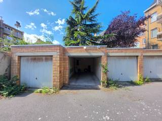 Deze gesloten garagebox is centraal gelegen op de Vuurtorenwijk.<br /><br />Gelegen achteraan een gebouw in een open garagecomplex en inrit onder een gebouw.<br />Er zijn geen algemene kosten of syndicus voor de garage<br /><br />Voorzien van een manuele kantelpoort met slot.<br /><br />Breedte 2,75m<br />Diepte links 5,03m - diepte rechts 5,64m ( de muur achteraan loopt schuin ) <br /><br />Vraagprijs van 29.000 euro<br /><br />Informatie en bezoeken via kantoor