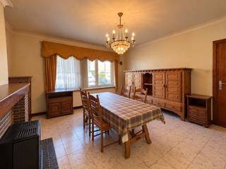 <p><span>Spacieuse maison familiale avec 4 chambres, garage, jardin et grand grenier au cœur d'Aaigem Vous recherchez une maison offrant de beaux volumes, un agréable jardin et une multitude de possibilités ? Alors, cette maison familiale située dans le cadre champêtre d'Aaigem mérite absolument une visite ! La propriété bénéficie d'un excellent emplacement central, à proximité immédiate de la charmante place du village d'Aaigem, tout en vous permettant de profiter pleinement de la campagne environnante et des nombreux sentiers de promenade. Les écoles, les transports en commun et les commerces de proximité sont tout proches, tandis que la gare et l'autoroute E40 sont facilement accessibles. Le hall d'entrée mène à un espace de vie chaleureux, avec des zones distinctes pour le salon et la salle à manger. La cuisine attenante offre un accès direct à la terrasse et au jardin : un endroit idéal pour les repas en plein air, la détente ou pour laisser les enfants jouer en toute tranquillité. À côté de la cuisine, vous trouverez une buanderie/arrière-cuisine pratique (abritant la chaudière), des toilettes séparées ainsi qu'un accès au vaste garage et au jardin. L'espace de rangement ne manque pas non plus : la cuisine donne accès à une cave, idéale pour le stockage de vos provisions et autres affaires. À l'étage, un palier spacieux dessert quatre chambres ainsi qu'une grande salle de bain équipée d'un lavabo et d'une baignoire. Cette configuration est idéale pour une famille nombreuse, mais convient également parfaitement à ceux qui souhaitent aménager un bureau, un dressing, une salle de loisirs ou une chambre d'amis supplémentaire. Et ce n'est pas tout ! Un escalier fixe, partant de l'une des chambres, mène à un vaste grenier, également accessible indépendamment depuis le garage. Ce grenier offre un potentiel considérable et peut être aménagé entièrement selon vos goûts. Chambre supplémentaire, salle de loisirs, salle de jeux ou bureau au calme ? Ici, vous pouvez véritablement personnaliser l'espace. </span><span>✨</span><span> Points forts : 4 chambres, garage spacieux, sous-sol, terrasse et jardin, grand grenier avec potentiel d'aménagement, et emplacement central dans un cadre rural. </span><span>🌿</span><span> Une maison offrant de l'espace pour aujourd'hui et des possibilités pour demain. Curieux d'en savoir plus ? Venez découvrir par vous-même le potentiel de cette maison ! Contactez Kristien au 0475 496218.</span></p>