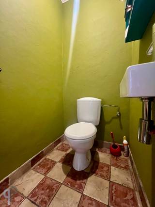 In een rustig en doodlopend straatje, vinden we deze knusse en grotendeels vernieuwde HOB voorzien van een oprit tot de carport en de voordeur. Via een ruime inkomhall bereiken we de grote, lichtrijke leefruimte. Verder is er op het gelijkvloers een gastentoilet, berging en leefkeuken met zicht op de tuin. Op het verdiep zijn er 2 slaapkamers, een nachttoilet en een grote badkamer. De ingerichte zolder, onder een vernieuwd en geïsoleerd dak, bereiken we via een vaste trap. Achteraan de woning vinden we een leuk tuintje met deels overdekt terras. Zeker een bezoekje waard ! Voor meer inlichtingen of een bezoek, contacteer Veronique 0483/676579