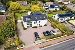 <br />Dit veelzijdige PAND<strong> combineert wonen en werken </strong>op een uitzonderlijk comfortabele manier.<br />Het beschikt over moderne kantoorruimten, een praktische bergplaats en een afzonderlijke praktijkruimte, ideaal voor diverse professionele activiteiten.<br />Op de eerste en tweede verdieping bevindt zich een ruim en lichtrijk appartement met een doordachte indeling. Het grote zonneterras vormt een absolute troef en biedt een aangename buitenruimte met zicht op de verzorgde, aangelegde tuin.<br />Daarnaast is het perceel voorzien van voldoende parkeergelegenheid met plaats voor <strong>maar liefst acht wagens op eigen terrein</strong>, wat zowel voor bewoners als bezoekers een groot pluspunt is.<br /><u>Een unieke opportuniteit voor wie wonen en werken wil combineren op één locatie, met ruimte, comfort en visibiliteit.</u><br /><br /><u><strong>INDELING</strong></u><br /><u><strong>Kantoor</strong></u><br /><strong>Gelijkvloers (± 220m²)</strong><br />Het kantoor verwelkomt bezoekers via <strong>een afzonderlijke inkomhal</strong> met receptie. De ruimte omvat meerdere burelen, een technische ruimte en een aparte sanitaire ruimte (dames/heren). Verder is er een volledig uitgeruste keuken met eetruimte, aangevuld met <strong>ruime bergplaats (archief/stockage van goederen) of handelsruimte</strong> en een aparte leverzone voor vlotte logistiek.<br /><strong>Eerste verdieping (± 60m²):</strong><br />Op de bovenverdieping bevindt zich een VERGADERZAAL met een afzonderlijk BUREEL met prachtig VER-zicht.<br /><strong><u>Praktijk</u><br />Gelijkvloers (± 75m²):</strong><br />Deze professioneel ingerichte ruimte beschikt over <strong>een afzonderlijke inkomhal</strong> met een aangename wachtzaal. Daarnaast zijn er twee afzonderlijke ruimten (waarvan 1 met douche), een kleedkamer met apart toilet en een keuken. Ideaal voor het ontvangen van klanten in een rustige en verzorgde omgeving.<br /><br /><strong><u>Appartement:</u></strong><br /><strong>Eerste verdieping (± 95m²):</strong><br />Via de buitentrap aan de rechtergevel kom je in de inkomhal met gastentoilet terecht. De ruime en lichtrijke LEEFRUIMTE met OPEN KEUKEN vormt het hart van de woning en sluit mooi aan op een groot ZONNETERRAS (100m²) met ingewerkte JACCUZI, perfect om te genieten van gezellige momenten.<br /><strong>Tweede verdieping (± 120m²):</strong><br />Een vaste trap leidt je naar boven waar een open ruimte extra mogelijkheden (hobbyruimte of kantoor) biedt. Verder zijn er een berging en een comfortabele BADKAMER, uitgerust met zowel een ligbad als douche. De verdieping telt drie ruime SLAAPKAMERS, waarvan één met een ingebouwde DRESSING en ensuite BADKAMER.<br /><br /><span><strong><u>BESTEMMINGSMOGELIJKHEDEN:</u></strong></span><br /><span>Ideaal voor bewoning met VRIJ BEROEP (dokters, kinesisten, tandartsen, boekhouders, advocaten, consultants, groepspraktijk, yoga, pilatesstudio, allerhande handel, ...)</span><br /><br /><span><strong><u>NUTSVOORZIENINGEN</u></strong><u>:</u><br />Stads -en regenwater, CV op aardgas, </span><span>elektriciteit,</span><span> telefonie/internet (wifi)/distributie, riolering, </span><span>bekabeling voor netwerk, </span><span>ventilatiesysteem en ZONNEPANELEN!<br /><br /><u><strong>LIGGING:</strong></u></span><br />Gelegen langs <u>de Nieuwpoortsteenweg</u> geniet dit pand van een uitstekende bereikbaarheid en een strategische ligging.<br /><strong>Vlotte verbindingen</strong>: directe aansluiting op de N396 en snelle verbinding naar de E40 (± 10 min), ideaal richting Veurne, Oostende en Brugge.<br /><strong>Nabij het centrum</strong>, die zich op slechts ± 5 minuten rijden bevindt, met een ruim aanbod aan winkels, horeca en diensten.<br /><strong>Dicht bij zee en strand</strong>: op amper ± 5 minuten bereikt u het strand en de zee.<br /><strong>Winkels en voorzieningen</strong>: supermarkten, lokale handelaars en andere faciliteiten liggen binnen een straal van ± 2 à 3 km.<br /><strong>Scholen in de buurt: v</strong>erschillende kleuter-, lagere en middelbare scholen bevinden zich op korte afstand (± 2 tot 5 km).<br /><br /><span><u>* Bijzonderheden</u></span><br /><span>- <strong>Elektrische keuring CONFORM</strong>!</span><br /><span>- Het terrein is volledig aangelegd, omheind en voorzien van automatische schuifpoort</span><br />- Onze referentie op<strong> </strong><strong>www.centro.be</strong>: <strong>Q0834H</strong><br />- <strong>Interesse?</strong> Neem dan vandaag nog contact voor meer info of bezichtiging:<strong> </strong><strong>050700102</strong><strong>.</strong><br /><br /><strong>CENTRO | </strong><strong>BEDRIJFSVASTGOED </strong>is reeds 26 jaar <u>gespecialiseerd in de bemiddeling van commercieel- en bedrijfsvastgoed</u> in West- en Oost-Vlaanderen.<br /><strong>Wilt u ook weten hoeveel uw bedrijfsgebouw waard is?</strong><br />Contacteer ons vrijblijvend voor een marktconforme waardebepaling van uw pand.