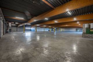 !! korte termijnhuur mogelijk !! Vlot bereikbaar magazijn met een oppervlakte van 2.100 m² te huur.De loods met een vrije hoogte tussen 3,2 m (onder...