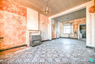 Bent u op zoek naar een open bebouwing met renovatiepotentieel, op een uitstekende zichtlocatie? Deze woning is gelegen op een perceel van 298 m² met een bewoonbare oppervlakte van 152 m² (volgens EPC-attest), ligt op wandelafstand van het bruisende centrum van Waregem. Handelszaken, openbaar vervoer en sportinfrastructuur bevinden zich op een steenworp afstand. Indeling: Inkomhal die rechtstreeks toegang verleent tot de leefruimte, waar zich een gaskachel bevindt. Aansluitend bevindt zich de voormalige keuken, een plek met tal van mogelijkheden om te transformeren tot een moderne leefkeuken. Achter de keuken vindt u de voormalige gelijkvloerse badkamer en toegang tot de kelder. De eerste verdieping omvat een nachthal die leidt naar twee ruime slaapkamers. Via een vaste trap bereikt u de zolderverdieping, een veelzijdige ruimte die kan omgevormd worden tot derde slaapkamer, hobbykamer of thuiswerkplek. Ook buiten biedt de woning tal van troeven. De zijwaartse oprit geeft toegang tot een achtergelegen garagebox. Achter de woning bevindt zich een terras, omringd door diverse bergruimtes en een afgesloten tuin. Deze woning vraagt om een grondige renovatie, maar biedt tegelijkertijd diverse troeven op een uitstekende toplocatie. Decentrale verwarming op aardgas | Enkele beglazing | Houten schrijnwerk. Louis (BIV 517 545) organiseert bezoeken ter plaatse, mits het maken van een afspraak via 056 98 03 03 www.bordes.be