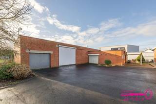 * Bungalow met 3 slaapkamers en loods (+/- 185 M²) op 1694 M² grondoppervlakte* Bouwjaar 1967* Gelegen 't Veld Meulebeke* Vlotte verbinding naar...