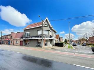 Woning op Ons Dorp te Menen. De woning omvat een ruime leefruimte met en een ingerichte keuken. Op de verdiepingen bevinden zich vier...