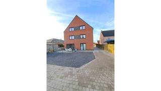 Een appartement op de eerste verdieping bestaande uit een woonkamer met open ingerichte keuken, 3 slaapkamers, badkamer, wasplaats, overdekt...