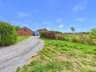 <p><span>Op een zeer landelijke ligging tussen Rummen en Wijer vinden we deze te renoveren woning op een ruim perceel van 20a 8ca.</span></p><p><span>De woning is midden in de velden gelegen met slechts enkele directe buren. </span></p><p><span> </span></p><p><span>Momenteel is de woning ingedeeld met twee slaapkamers, een grote woonkamer en aparte keuken met berging. Naast de woning ligt de wasplaats, een toilet en een ruime berging. </span></p><p><span>De voormalige hooizolder is bereikbaar via een luik aan de buitenzijde. </span></p><p><span> </span></p><p><span>De ruime tuin is omheind en beschikt over een aparte garage. </span></p><p><span> </span></p><p><span>Kandidaat-kopers dienen rekening te houden met de zonevreemde ligging van de woning bij de aanvraag van een (ver)bouwvergunning. </span></p><p><span> </span></p><p><span>Pluspunten:</span></p><p><span>- ruim perceel</span></p><p><span>- zeer rustige ligging</span></p><p><span>- omheinde tuin</span></p><p><span> </span></p><p><span>Extra pluspunt:</span><span> Deze woning komt in aanmerking, indien u voldoet aan de voorwaarden, voor een extra korting op de te betalen registratierechten!</span></p><p><span> </span></p><p><span>De vermelde bewoonbare oppervlakte is de netto-oppervlakte van de woning met uitzondering van de zolder.</span></p><p><span>Stedenbouwkundige inlichtingen in aanvraag.</span></p>