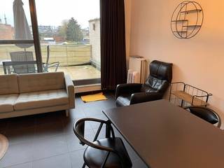 Instapklaar GEMEUBELD appartement op 1eV bestaande uit inkomhall, apart toilet met handenwasser, woonkamer met open ingerichte open keuken, berging/wasplaats, 1 slaapkamer, een modern ingerichte badkamer en een groot zongericht terras. Privatieve berging op gelijkvloers. Geen rokers. De gemeenschappelijke kosten bedragen €10,-/maand. 3 maanden huurwaarborg. Beschikbaar vanaf 15-03-2026.