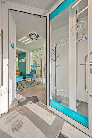 <p>This 97m² commercial property near Leuven enjoys a strategic location with excellent visibility and easy access to public transport, shops and the city centre. Located within walking distance of Leuven, the property offers an ideal base for businesses looking for a central and accessible location.</p><p>The space can easily be used as offices, a practice room or commercial premises, depending on your professional needs. Its practical layout creates a comfortable and professional working environment suitable for various types of activities.</p><p>The high visibility of the property further enhances the exposure of your business in this prime location near Leuven.</p><p>The combination of accessibility, visibility and immediate availability makes this property particularly attractive for entrepreneurs and companies looking to establish themselves close to Leuven.</p><p>If you are searching for a commercial property or office space near Leuven with excellent visibility, this property is definitely worth a visit.</p><p>Would you like to schedule a visit? Please send an email to charlotte.geyskens@living-stone.be!</p>