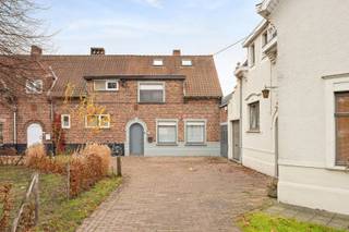 - Quiet, central location in Roeselare: Batavialaan 61- Excellent EPC: 182 kWh/m²/year, label B- Bright living room with cozy seating area-...