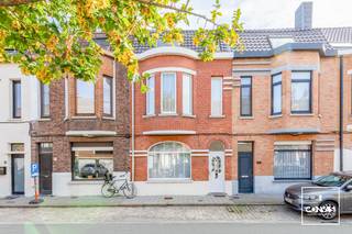 In deze gegeerde wijk aan het <strong>Rozebroekenpark en zwembad</strong> bevindt zich deze instapklare woning met vijf slaapkamers en twee badkamers. De woning is vlot bereikbaar met de wagen door nabijheid van E17 en het openbaar vervoer (Station Gent-Dampoort). Verder zijn tal van winkels, scholen en ontspanningsmogelijkheden in de buurt en is de woning op <strong>fietsafstand van het historisch centrum van Gent</strong>.<br /><br />U komt de woning binnen via een inkomhal met toegang tot de geïnstalleerde keuken en <strong>kelder</strong>. Vervolgens vindt u een lichtrijke leefruimte voorzien van zit- en eetgedeelte die toegang geeft tot de keuken, een eerste badkamer en de veranda. Via het schuifraam gaat u naar het gezellige terras en de zonnige tuin. Op het eerste verdiep vindt u een badkamer met bad en toilet en twee ruime slaapkamers. Op het tweede verdiep vindt u nog drie slaapkamers en toegang tot de<strong> zolder</strong>. De woning werd steeds goed onderhouden en is een buitenkans.<br /><br />Troeven: <strong>vijf slaapkamers</strong>, ideale locatie, <strong>twee badkamers, zonnige tuin</strong><br /><br />Er kan<strong> optioneel een garage met staanplaats</strong> worden aangekocht voor 40.000 euro<br /><br />Wenst u deze instapklare gezinswoning te bezoeken? Contacteer Yasmin via een online aanvraag of via yasmin@convas.be (met vermelding van uw telefoonnummer)