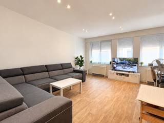 Dit ruime gelijkvloerse (rolstoelvriendelijke) appartement van 87 m² is momenteel verhuurd via Thuiswest (sociaal verhuurkantoor) en vormt een interessante opportuniteit voor wie op zoek is naar een vastgoedinvestering met lopende verhuur en of iemand die iets zoekt om zelf na enkele maanden in te wonen.<br />Dankzij de volledig privatieve toegang, los van de gemeenschappelijke inkom, draagt dit appartement niet bij in de syndicuskosten.<br />De indeling is als volgt: een overdekte inkomruimte met privatieve voordeur, inkomhal met plaats voor een jassen- en schoenenrek, gevolgd door een schuifdeur naar de ruime en lichtrijke leefruimte met grote raampartijen. Aansluitend bevindt zich de moderne open keuken met toestellen en een praktische berging.<br />Verder beschikt het appartement over een afzonderlijk toilet, twee volwaardige slaapkamers en twee badkamers. De eerste badkamer is uitgerust met wastafel en douche. De grote slaapkamer biedt toegang tot de achterzijde van het gebouw. De tweede slaapkamer sluit aan op een ruime badkamer met ligbad, dubbele lavabo en toilet.<br />Aan de achterzijde bestaat bovendien de mogelijkheid om een privatieve autostaanplaats(en) aan te kopen voor € 10.000 per staanplaats.<br />De ramen werden vernieuwd in 2016 en er is elektrische verwarming ( epc c).<br />Interesse? Neem vrijblijvend contact op met Maggie via maggie@vastgoednorman.be of 0479 40 24 04.