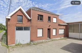 Woonhuis met grote loods, serre bijgebouwen en weiland gelegen in een zeer rustige doodlopende straat op een totaal perceel van 1,9...