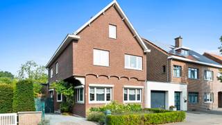 Welkom op de Steenweg 26 in As.<br /><br />Achter de karaktervolle gevel bevindt zich een ruime woning met een warme en aangename uitstraling.<br />De woning biedt vijf slaapkamers, twee badkamers en verschillende aangename leefruimtes, waardoor ze zich uitstekend leent als een gezinswoning voor een groot gezin.<br /><br />De klassieke architectuur, het verzorgde metselwerk en de groene voor- en achtertuin geven de woning meteen een warme en uitnodigende uitstraling.<br />Binnen wordt die sfeer verdergezet in de gezellige veranda, waar de houtkachel tijdens de koudere maanden voor extra warmte en karakter zorgt.<br /><br />Wilt u alvast een eerste indruk krijgen van deze bijzondere woning.<br />Bekijk dan zeker ook onze videoreportage via volgende link: <br /><span>https://player.vimeo.com/video/1223931882</span><br /><br />Een bijzondere troef is de ruime kelder van 50 m², die heel wat praktische mogelijkheden biedt.<br />Tevens biedt de leefruimte aan de voorzijde van het huis de mogelijkheid voor vrije beroepen.<br /><br />Ook buiten kunt u volop genieten. De volwassen beplanting, groene hagen en verschillende sfeervolle hoekjes zorgen voor een aangename en beschutte buitenruimte. Het terras is de ideale plek om op zonnige dagen te genieten van een kop koffie, gezellig samen te eten of tijd door te brengen met familie en vrienden.<br /><br />De ligging vormt een mooie aanvulling op het geheel.<br />De woning bevindt zich op een vlot bereikbare locatie in As, met een goede verbinding naar de omliggende gemeenten. Winkels, scholen en andere dagelijkse voorzieningen bevinden zich in de nabije omgeving.<br />Bovendien zijn de belangrijkste verbindingswegen gemakkelijk bereikbaar
<div>
<div>Troeven:<br />✔ EPC label D - geen renovatieverplichting<br />✔ 5 slaapkamers<br />✔ 2 badkamers<br />✔ Asbestveilige woning<br />✔ Ruime woning met een aangename indeling<br />✔ Elektrische rolluiken<br />✔ Gezellige leefruimte met houtkachel<br />✔ Aangename ligging in As<br />✔ Sfeervolle tuin met veel groen en privacy<br />✔ Veranda uitgerust met airconditioning<br /><br />Indeling de woning: <br /><br />Kelder: 50 m²<br /><br />Gelijkvloers: 116 m²
<ul>
<li>Inkomhal</li>
<li>Toilet</li>
<li>Woonkamer </li>
<li>Eetkamer</li>
<li>Keuken</li>
<li>Veranda </li>
</ul>
Verdiep 1: 91 m²
<ul>
<li>Nachthal</li>
<li>3 slaapkamers</li>
<li>Badkamer</li>
<li>Berging</li>
</ul>
Verdiep 2: 55 m²
<ul>
<li>Nachthal</li>
<li>2 slaapkamers</li>
<li>Badkamer</li>
</ul>
Tuin:
<ul>
<li>Terras </li>
<li>Tuinhuis</li>
</ul>
<br />Documenten:<br />Het EPC-verslag, het asbestattest, de elektriciteitskeuring en het inplantingsplan kan u eenvoudig downloaden in bijlage.<br /><br />Interesse in een bezichtiging?<br />Bel ons via 089 391 555 of mail naar info@frerevastgoed.be.<br /><br />*Opmetingen van de binnenmaten zijn indicatief en kunnen licht afwijken.</div>
</div>