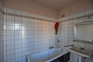 Te renoveren appartementsgebouw gelegen in een zijstraat van de Zeelaan en op amper 300m van de zee. Het gebouw bestaat uit een verhuurd handelsgelijkvloers en uit 3 identieke appartementen (per verdiep is een appartement gevestigd). De appartementen beslaan elk een oppervlakte van 60m² en omvatten een living, aparte keuken, badkamer en 2 slaapkamers. Het handelsgelijkvloers (circa 130m²) bestaat uit een winkelruimte, bureelruimte, verschillende extra kamers (hier kan eventueel nog een extra studio in gecreëerd worden). Koer bereikbaar via de zijkant van het gebouw. Ook is nog een volledig kelderverdieping aanwezig waar voor ieder verdiep een aparte berging is voorzien + tellerlokaal. Geen lift, geen syndicus. EPC: 610 UC: 2793072 (Ref. NI26139) <br /><br />Neem voorsprong met een vrijblijvende en gratis schatting van uw eigendom via:<br />http://www.residentievastgoed.be/gratisonlineschatten