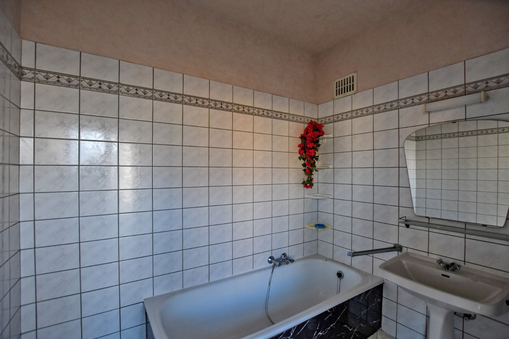 Te renoveren appartementsgebouw op 300m van de zee te Koksijde. - foto 3