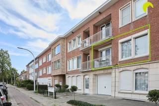 <p><span>Op de grens van Edegem en Mortsel bieden wij u dit instapklaar appartement (85m²) aan met 2 slaapkamers. Inclusief in de prijs een praktische kelderberging. Tevens is er een gemeenschappelijke fietsenstalling in het gebouw.</span></p><p><span>Het appartement zelf is gelegen op de eerste verdieping. In directe nabijheid vindt u openbaar vervoer, verbindingswegen, winkels en het centrum van Mortsel en Edegem. Tevens vindt op wandelafstand het fort V.</span></p><p><span>Op heden is het appartement verhuurd. De huurovereenkomst is opzegbaar per 6 maand voor eigen bewoning. </span></p><p><span> </span></p><p><span>Het appartement zelf beschikt overal over dubbele beglazing met pvc schrijnwerk. De individuele centrale verwarming verloopt op gas. De elektriciteit werd al wel eens vernieuwd maar is nog niet conform aan de</span></p><p><span>voorschriften van het AREI. Na controle werd het appartement als asbestveilig gecategoriseerd. </span></p><p><span> </span></p><p><span>Indeling:</span></p><p><span> </span></p><p><span>We betreden het appartement via de centrale inkomhal. Hier is voldoende ruimte voor vestiaire alsook een apart gastentoilet.</span></p><p><span>Aan de voorzijde van het gebouwen vinden we de lichte leefruimte in L-vorm op een tegelvloer. De keuken werd deels geïntegreerd in de leefruimte en is voorzien van alle comfort.</span></p><p><span>Vooraan is er een gezellig terrasje.</span></p><p><span>Er zijn 2 volwaardige slaapkamers. Deze bereiken we via de nachthal. De slaapkamers vinden we achteraan in het gebouw.</span></p><p><span>De badkamer vinden we centraal in het appartement en beschikt over een ligbad met douchescherm en een badkamermeubel met lavabo, spiegel en bergkastjes.</span></p><p><span> </span></p><p><span>De vaste maandelijkse kosten bedragen circa 110 euro/maand waarvan de huurder op heden 50 euro/maand betaald.</span></p><p><span> </span></p><p><span>Graag som ik voor u nog even de troeven op van dit appartement:</span></p><p><span> </span></p><ul><li><span>Centrale locatie, op de grens van Edegem en Mortsel en in directe nabijheid van winkels, scholen, verbindingswegen, ...</span></li><li><span>Overal dubbele beglazing met pvc schrijnwerk, cv op gas, asbestveilig</span></li><li><span>2 volwaardige slaapkamers</span></li><li><span>Inclusief kelderberging en gemeenschappelijke fietsenstalling</span></li></ul><p><span> </span></p><p><span>EPC 166 kWh/m² jaar (B-label)</span></p><p><span>P-score (perceelscore): klasse B</span></p><p><span>G-score (gebouwscore): klasse </span><span>A</span></p><p><span> </span></p><p><span>Voor meer info of een bezoek ter plaatse, bel ons op 03-449 42 41 of mail ons via <span>hallo@habicom.be</span></span><span>.</span></p><p><span>De waarde van uw eigendom kennen?  Maak een vrijblijvende afspraak met onze habicom-expert in uw buurt.</span></p><p><span> </span></p>